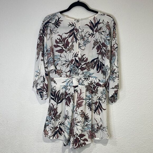 Audrey 3+1 floral shorts romper with bell sleeves | size M - Picture 6 of 8